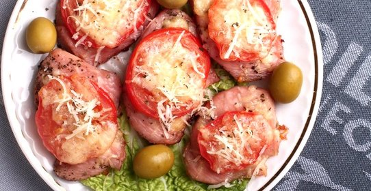 Индейка, запеченная под сыром с помидорами