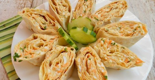 Рулетики из лаваша с сыром, яйцами и морковью