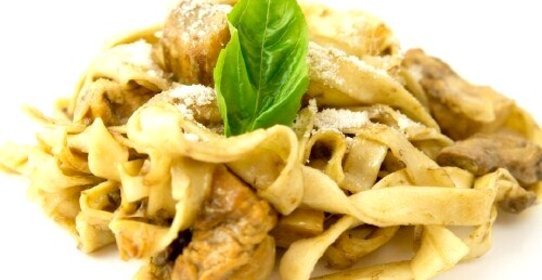 Паста с курицей и грецкими орехами