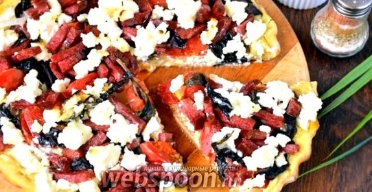 Пицца с сыром Сиртаки, колбасой, базиликом и помидорами