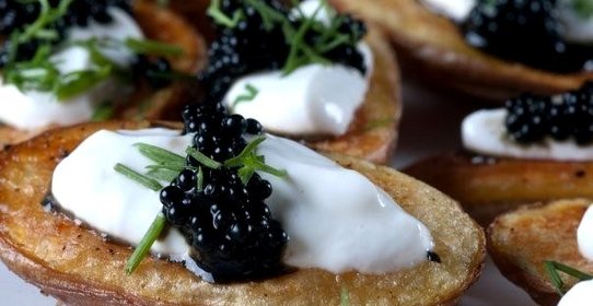 Запеченный картофель со сметаной и икрой