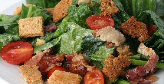 Салат с шпинатом, беконом и крутонами