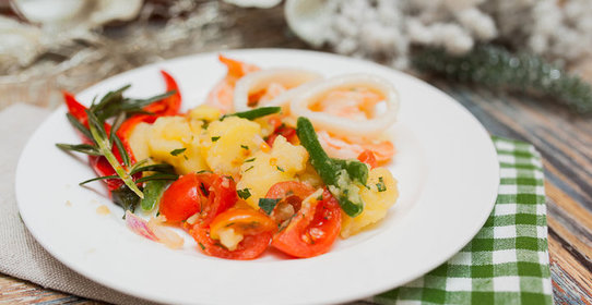 Креветки и кальмары с теплым салатом