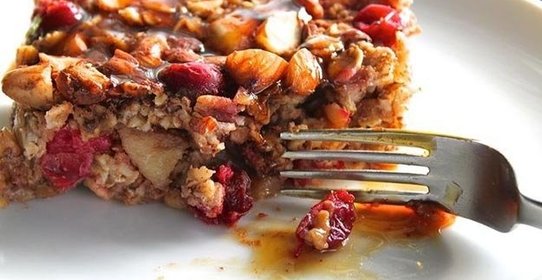 Запеченная овсянка с клюквой и яблоком