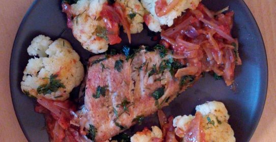 Морской окунь с цветной капустой в папрично-томатном соусе