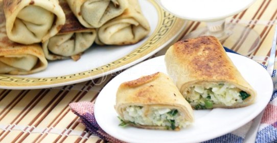 Блины на кефире, фаршированные яйцом, рисом и луком