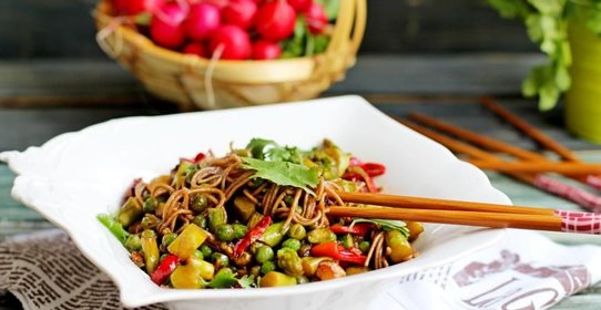 Гречневая лапша с овощами