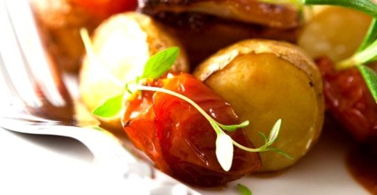 Картофель с томатами и базиликом