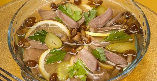 Заливное из свиного языка с опятами