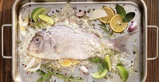 Дорада, запеченная в соли