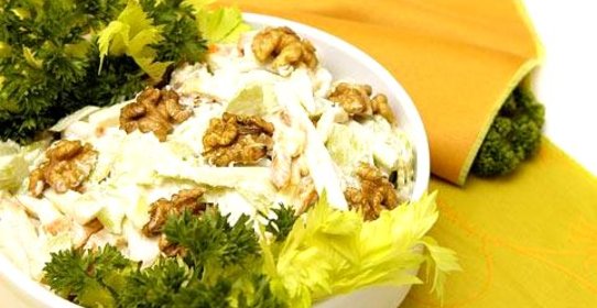 Салат из сельдерея с ореховым соусом