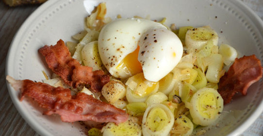 Лук-порей с жареным беконом и яйцом