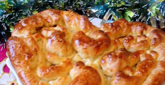 Пирог из слоеного теста с курицей и сыром