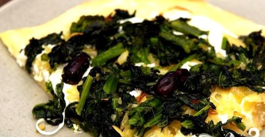 Пицца с брокколи, луком и маслинами