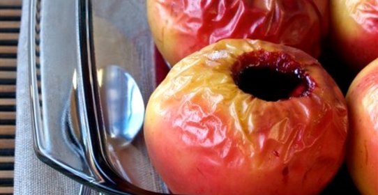 Печеные яблоки с вареньем