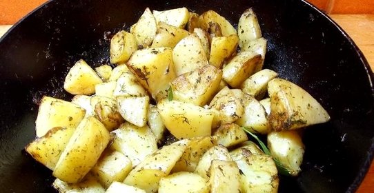 Запеченный в кожуре со специями молодой картофель