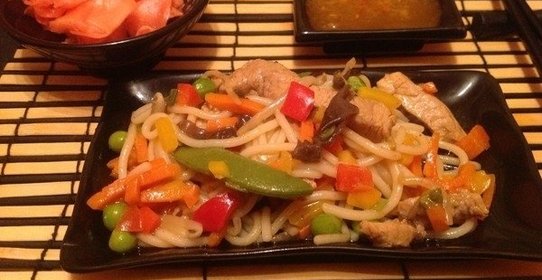 Рисовая лапша со свининой и овощами