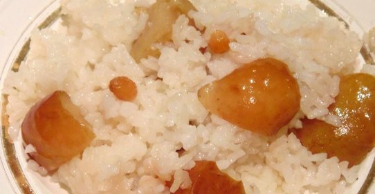 Каша рисовая с яблоками и изюмом