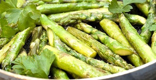 Запеченная в духовке спаржа с чесноком и миндалем