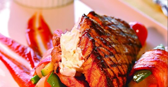 Стейк с начинкой из сыра и соусом санрайз-томат