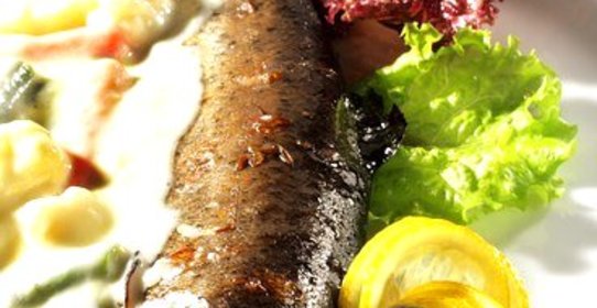 Лосось, запеченный целиком в морской соли