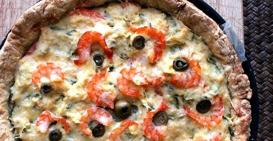 Киш с королевскими креветками и цукини