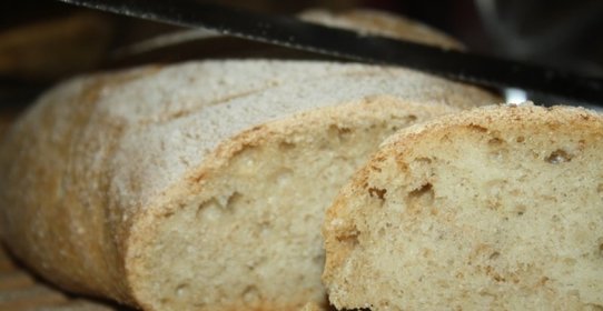 Ароматный хлеб с добавлением цельнозерновой муки и сухой кавказской аджики (ночного брожения)