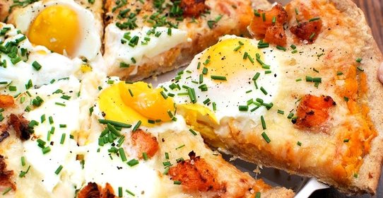 Пицца с яйцом и сыром