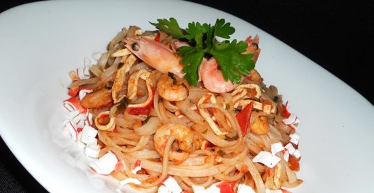 Рисовая лапша с креветками и крабовыми палочками