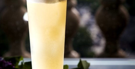 Коктейль «Силуэт нежности» от шеф-бармена Mercedes bar Артема Аверина