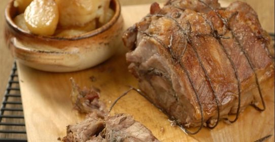 Свиной окорок, фаршированный луком и шалфеем