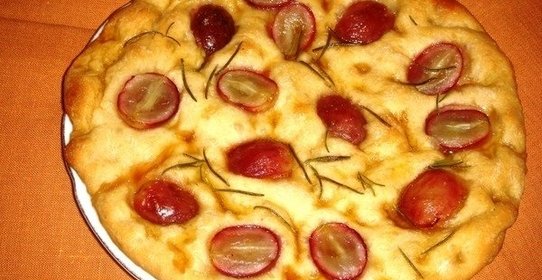 Фокачча с красным виноградом