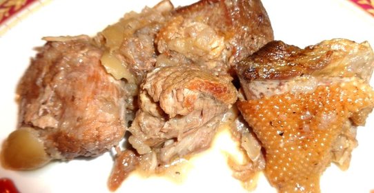 Гусь, тушенный с яблоками