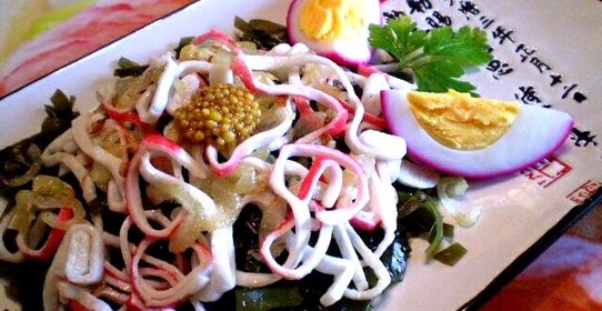 Салат из морской капусты и жаренных крабовых палочек