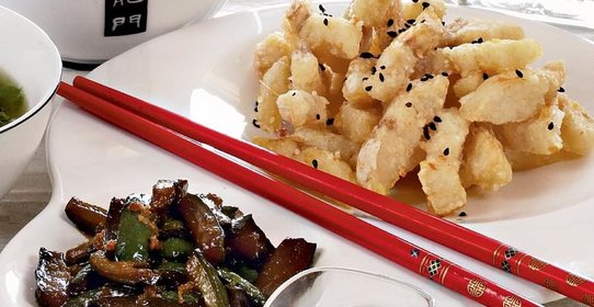 Рыба, быстро обжаренная с имбирем и огурцами