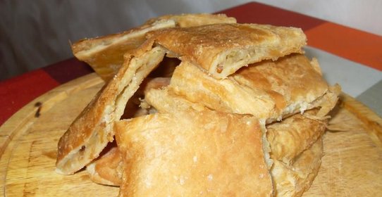 Слоеные пирожки с луком