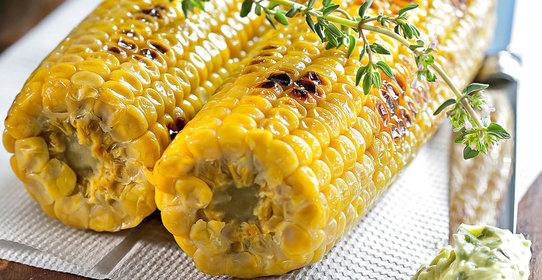 Кукуруза, приправленная маслом с травами