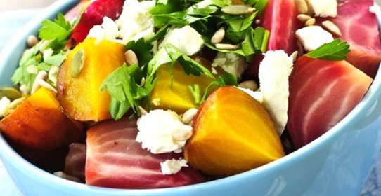 Теплый хрустящий салат с жареной моцареллой, свеклой, молодым картофелем и рукколой