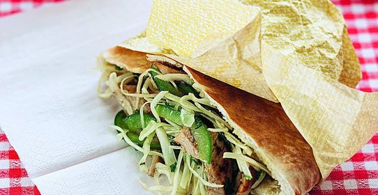 Пита с мясом и капустным салатом