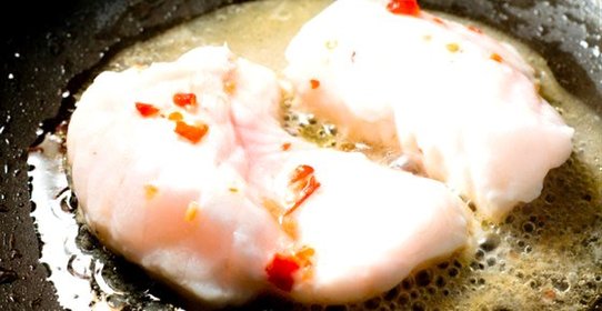 Морской черт по‑американски с помидорами, коньяком и белым вином