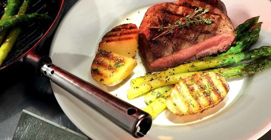 Стейки с картофелем и спаржей на гриле
