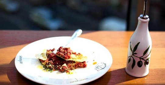 Тартар из филе молодого бычка с овощами и дижонской горчицей