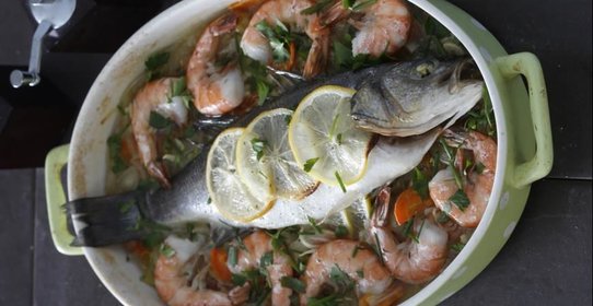 Запеченный сибас с креветками и овощами