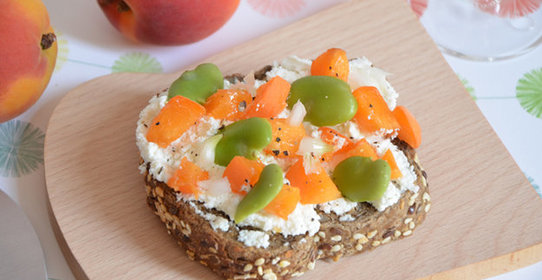 Брускетта с рикоттой, бобами и абрикосом