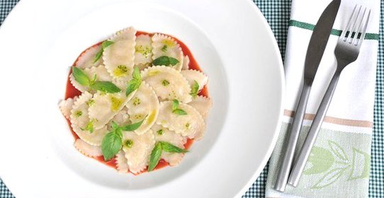 Равиоли с сыром скаморца и свежим базиликом