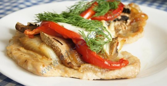 Отбивные с грибами и помидорами