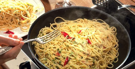 Спагетти с чесноком и маслом