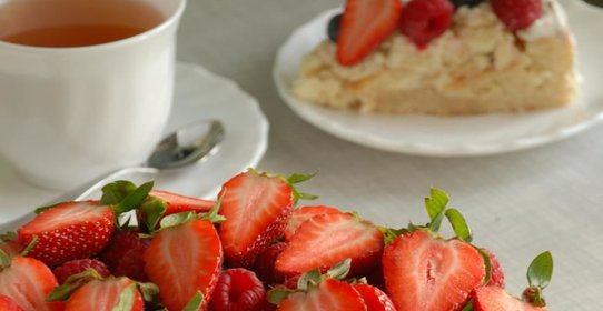 Торт «Бисквитная корзинка» с летними ягодами