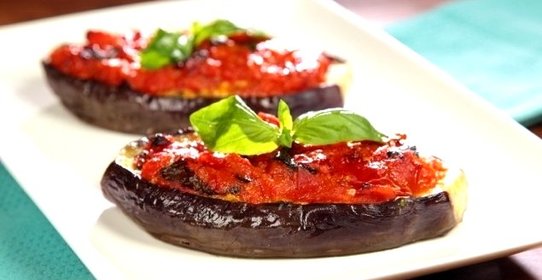 Баклажаны, фаршированные помидорами и сыром