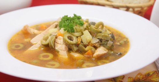 Рыбная солянка и сёмгой и оливками